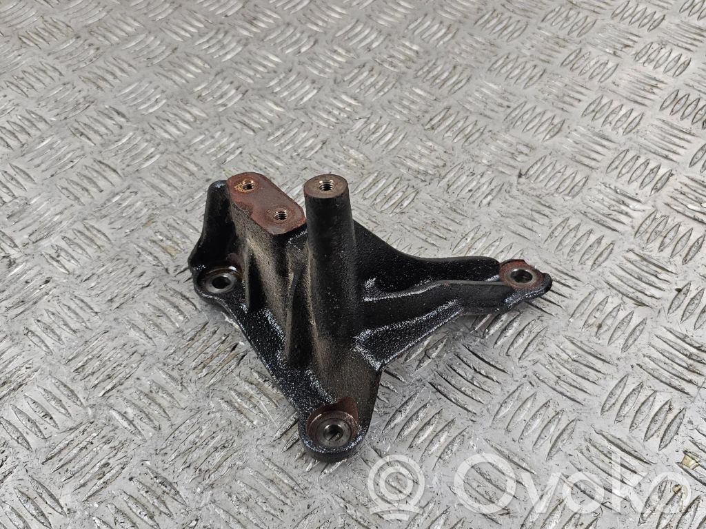 Engine mounting bracket   208183555R