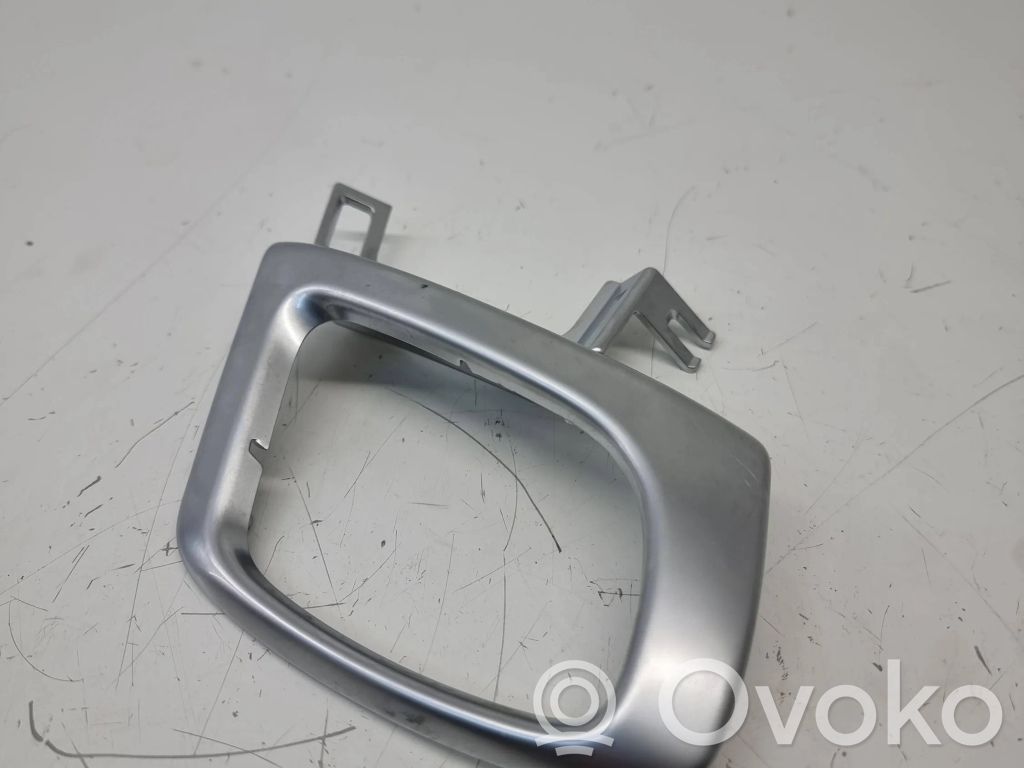 Bentley Continental Kita salono detalė 