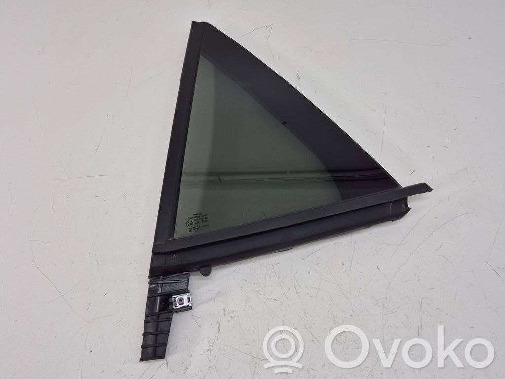 Ventanilla de ventilación de la puerta trasera   10A845213
