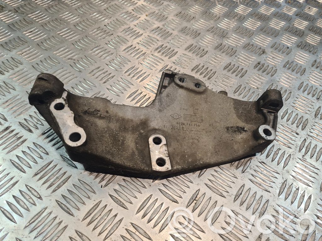 Renault Laguna III Engine mounting bracket 
