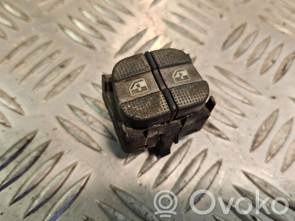 Volkswagen PASSAT B5 Electric window control switch 