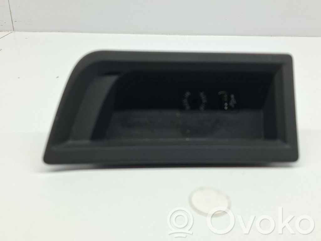 BMW 3 F30 F35 F31 Gniazdo / Złącze USB 