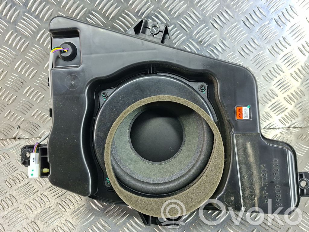 KIA Sorento Subwoofer 