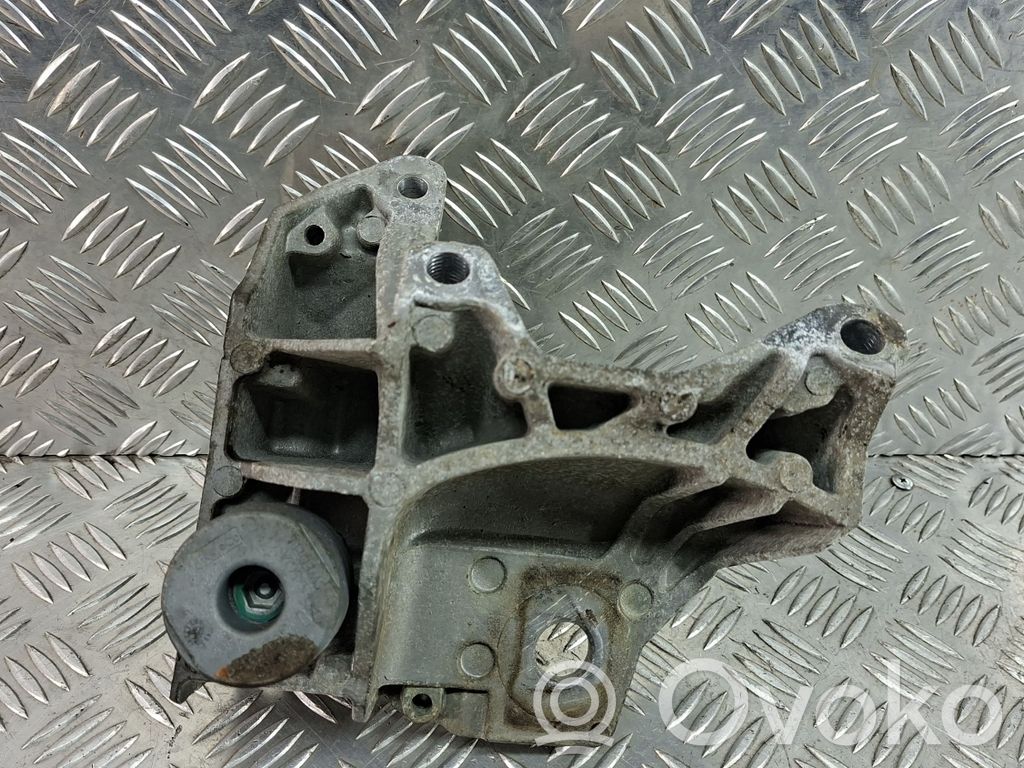 Volvo V60 Engine mounting bracket 