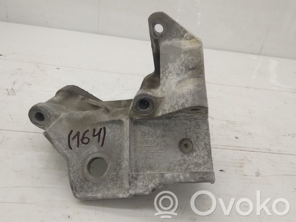 Volvo XC70 Engine mounting bracket 