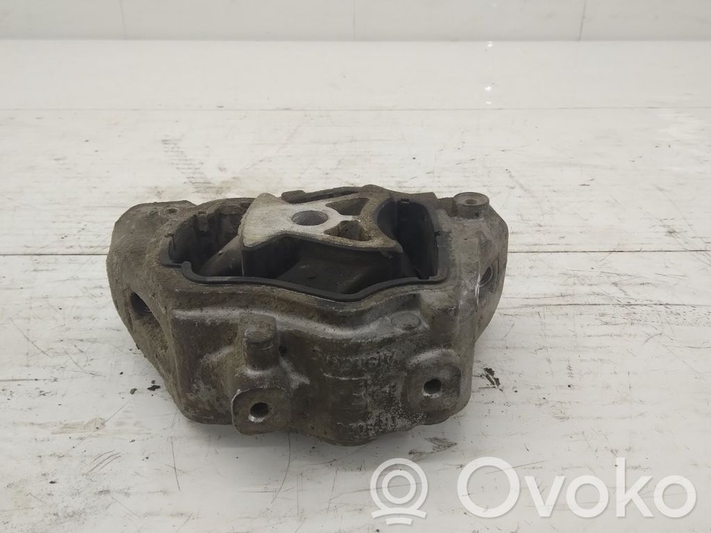 Volvo XC70 Engine mount bracket 
