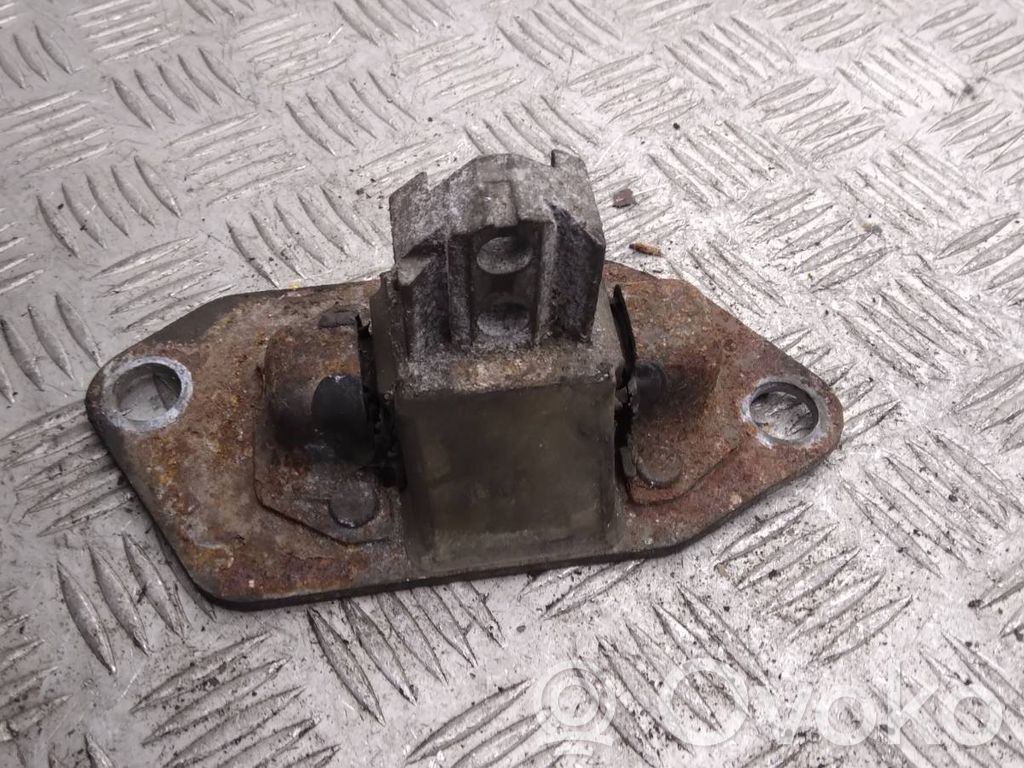 Volvo XC70 Engine mount bracket 