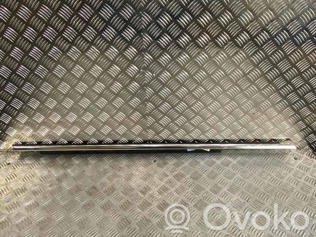 Listwa / Uszczelka szyby drzwi przednich   8R0853284E