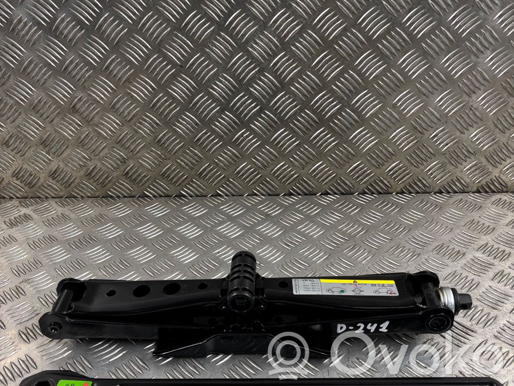 Audi Q7 4M Lewarek samochodowy 