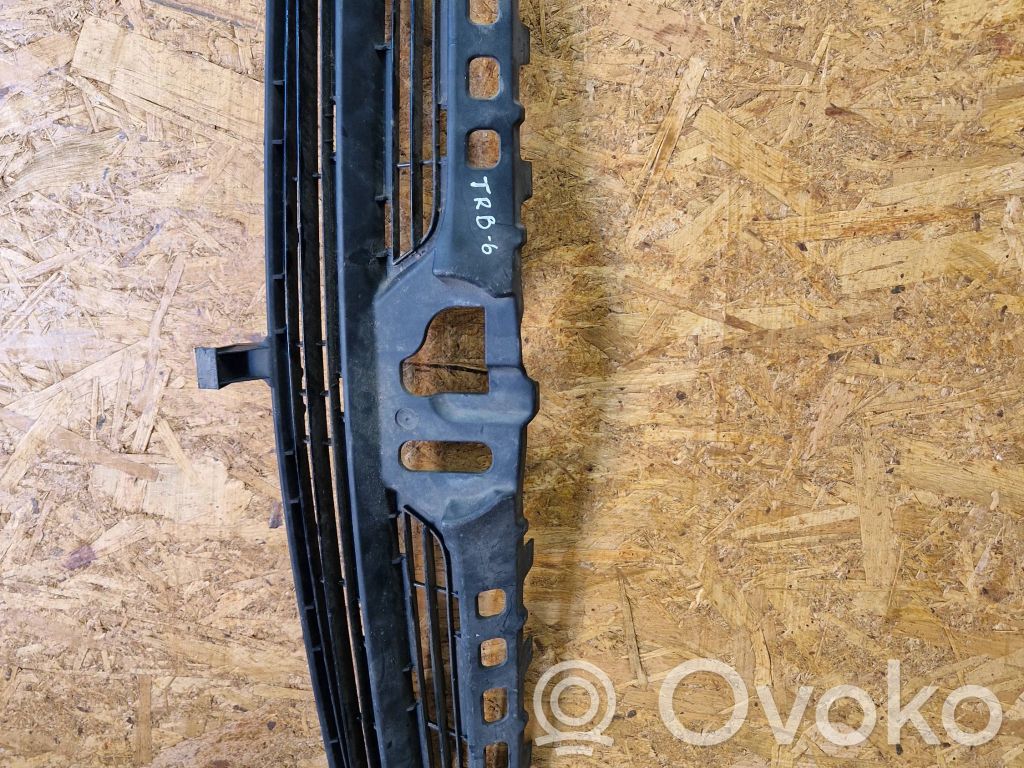 Toyota Corolla E120 E130 Etupuskurin ylempi jäähdytinsäleikkö 