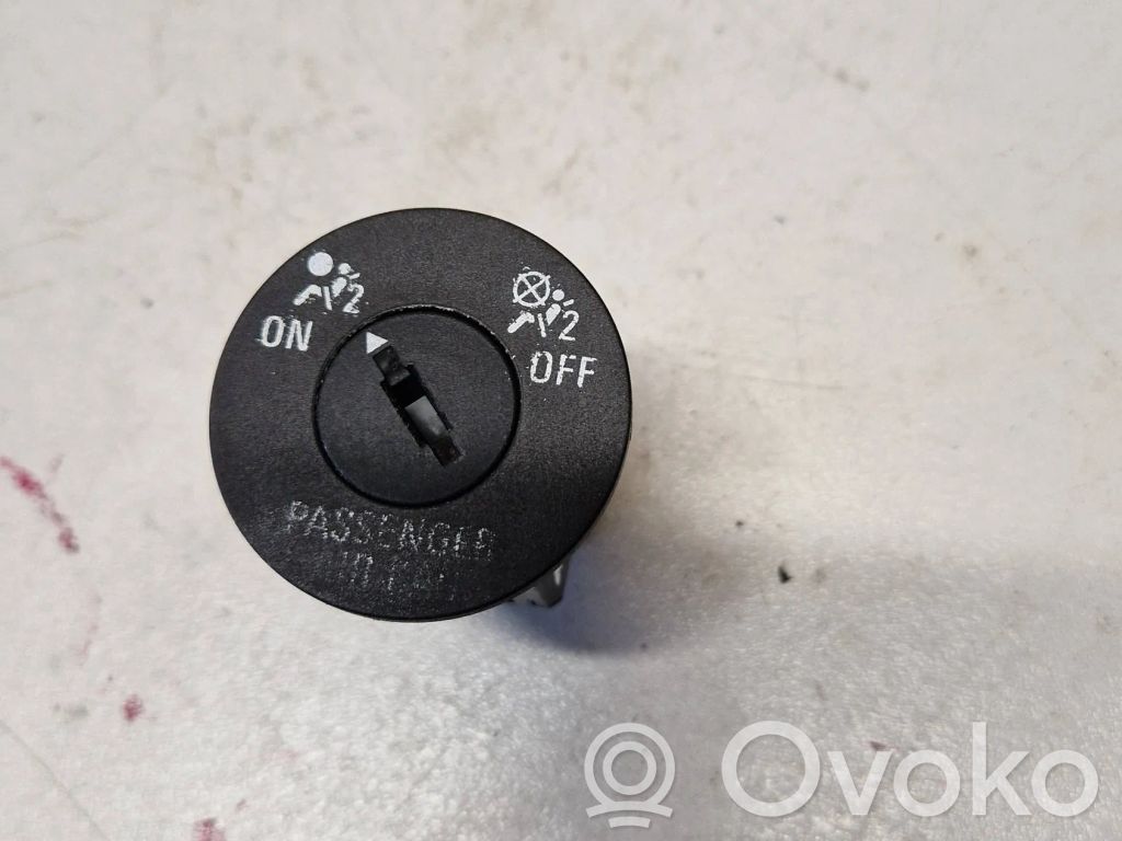 Opel Insignia A Passenger airbag on/off switch 