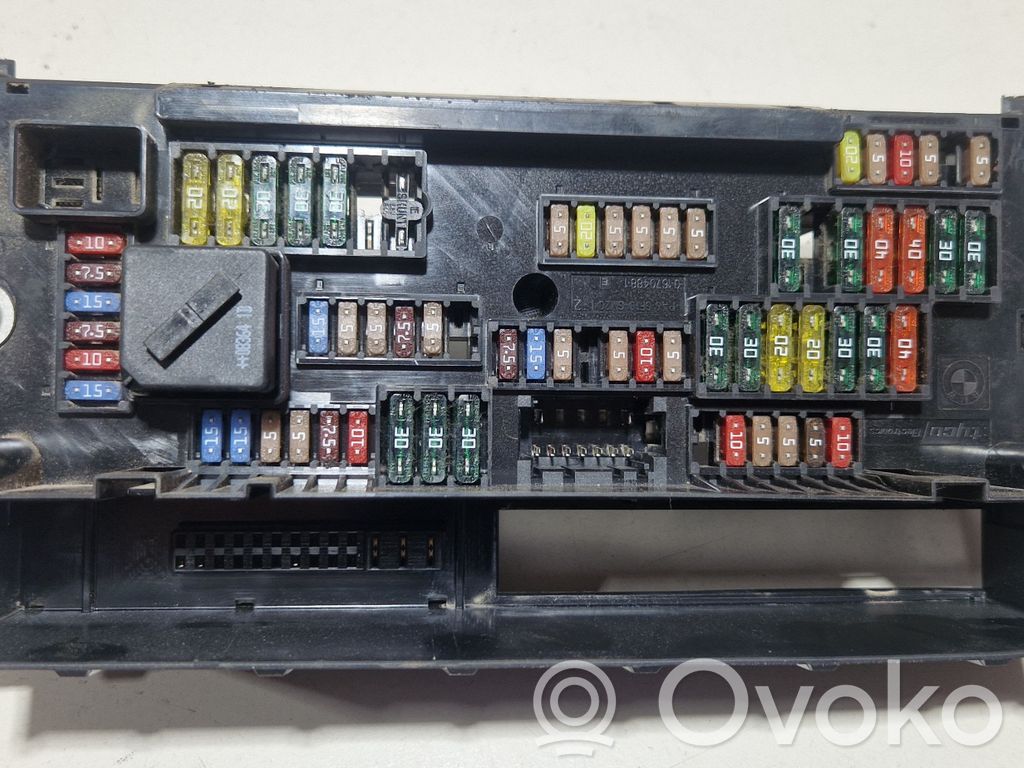 BMW 7 F01 F02 F03 F04 Ramka / Moduł bezpieczników 