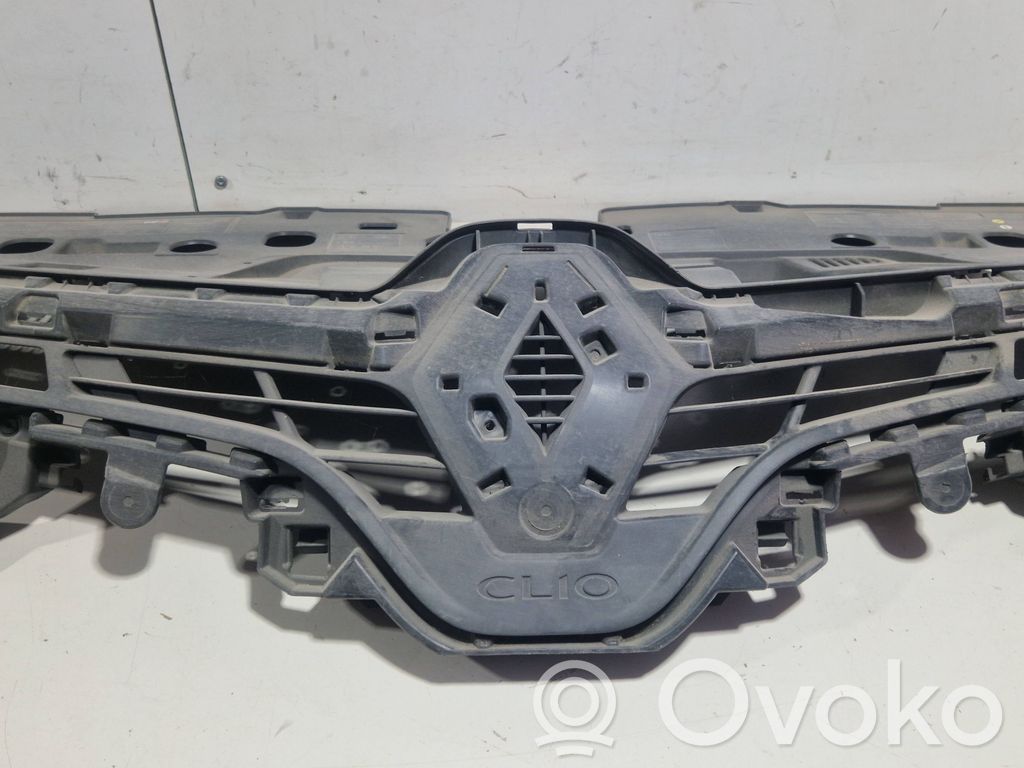 Renault Clio IV Front bumper upper radiator grill 