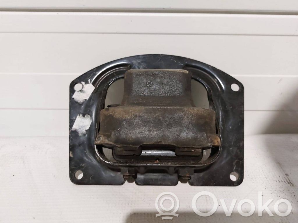 Chrysler Stratus II Engine mount bracket 