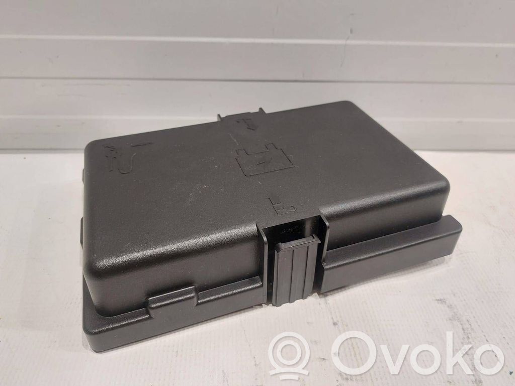 Chrysler Pacifica Fuse box cover 