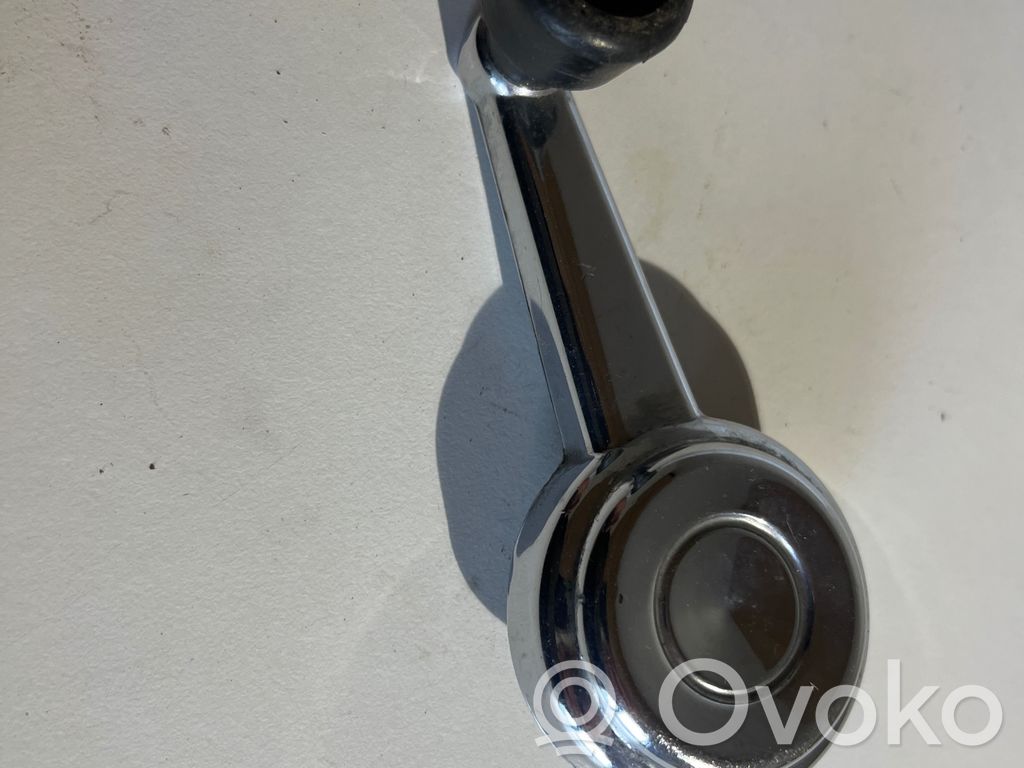 Asa de la ventanilla de la puerta delantera   21056104064