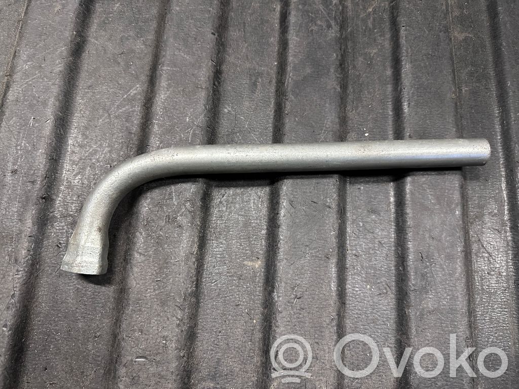 Volkswagen Touran I Wheel nut wrench 