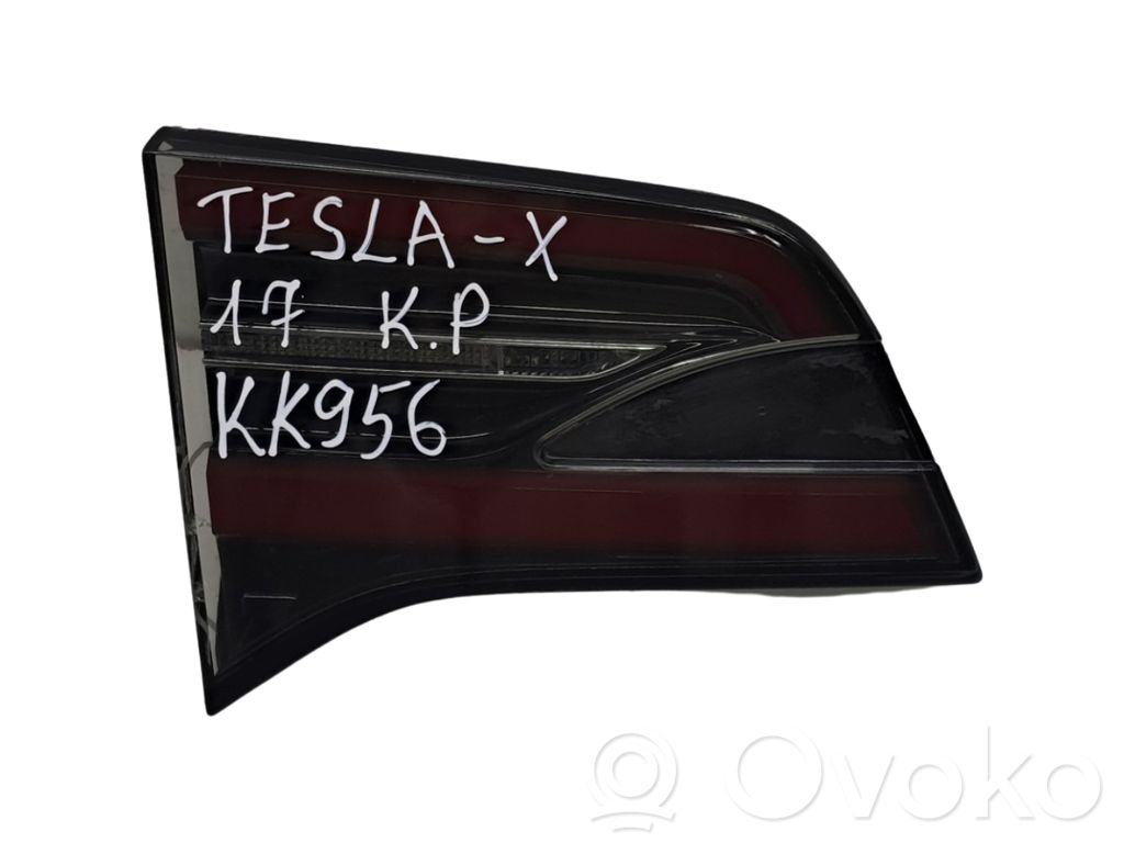 Tesla Model X Takaluukun takavalot 