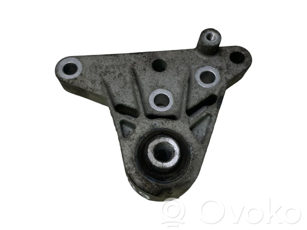 Volvo XC60 Engine mounting bracket 