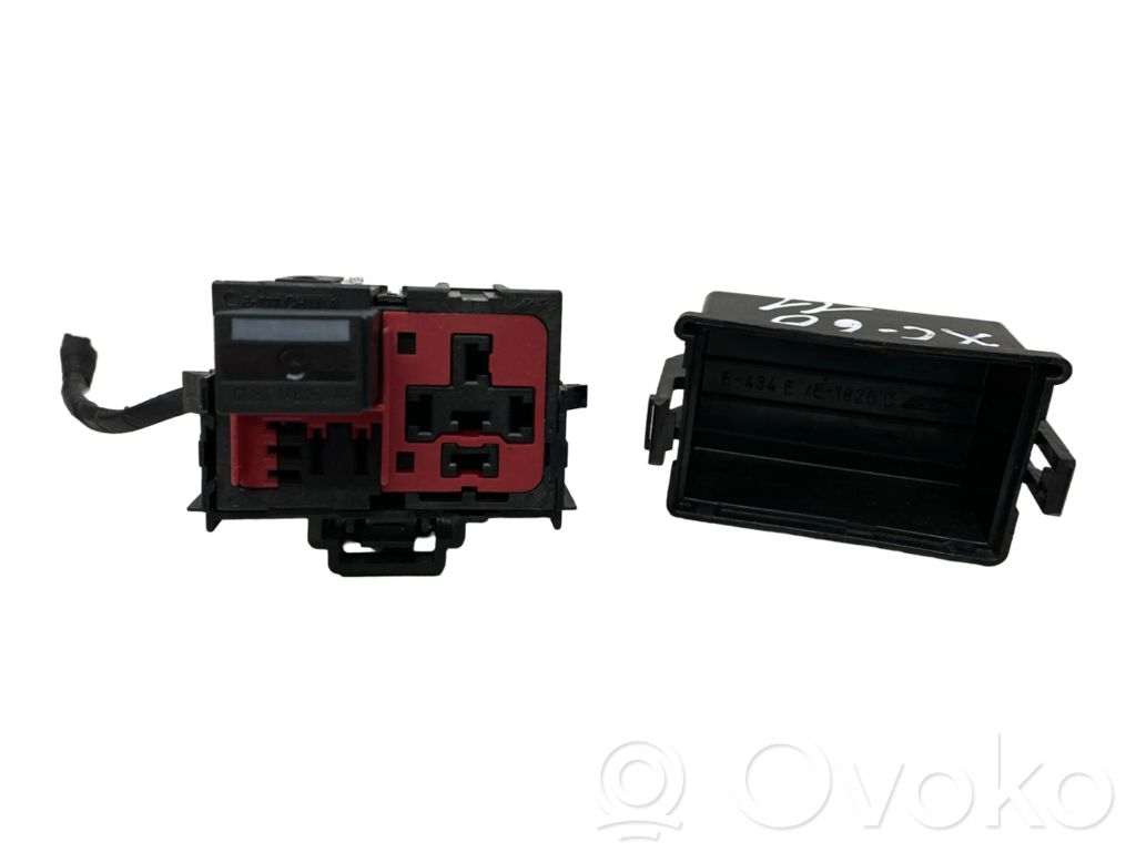 Volvo XC60 Relay mounting block 