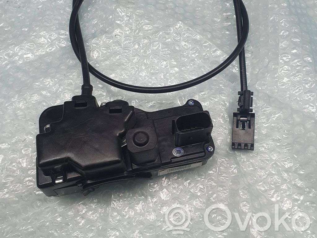 Tesla Model S Aizmugurē slēdzene 