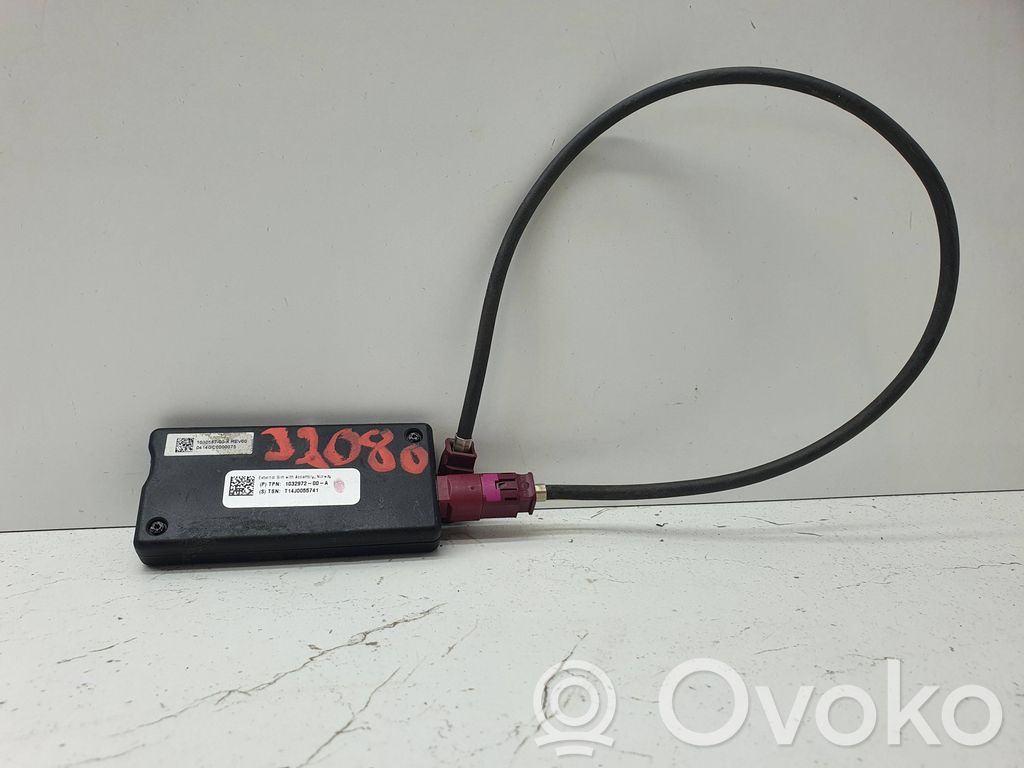 Tesla Model S Aerial antenna amplifier 