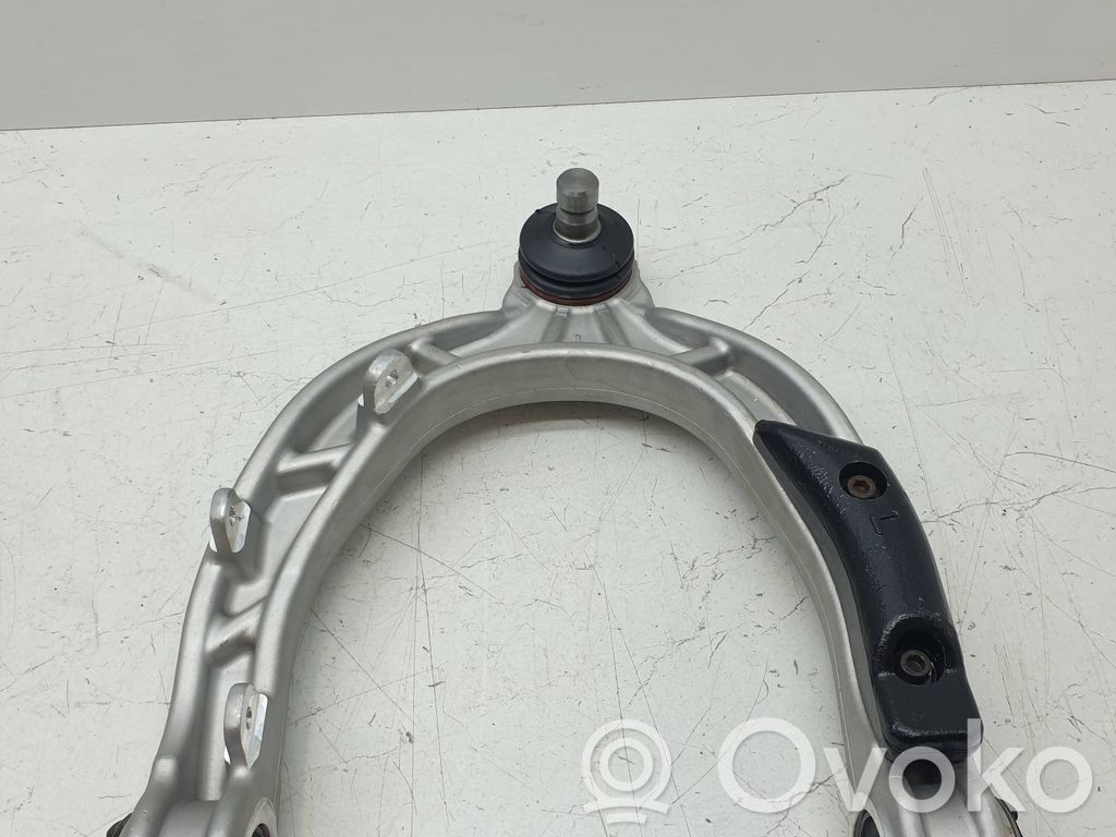 Tesla Model 3 U veida svira 