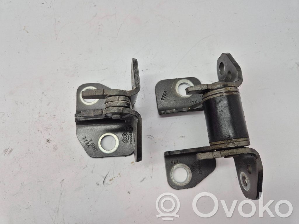 Chrysler Pacifica Front door hinge set 