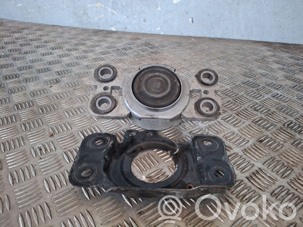Volvo S60 Engine mount bracket 