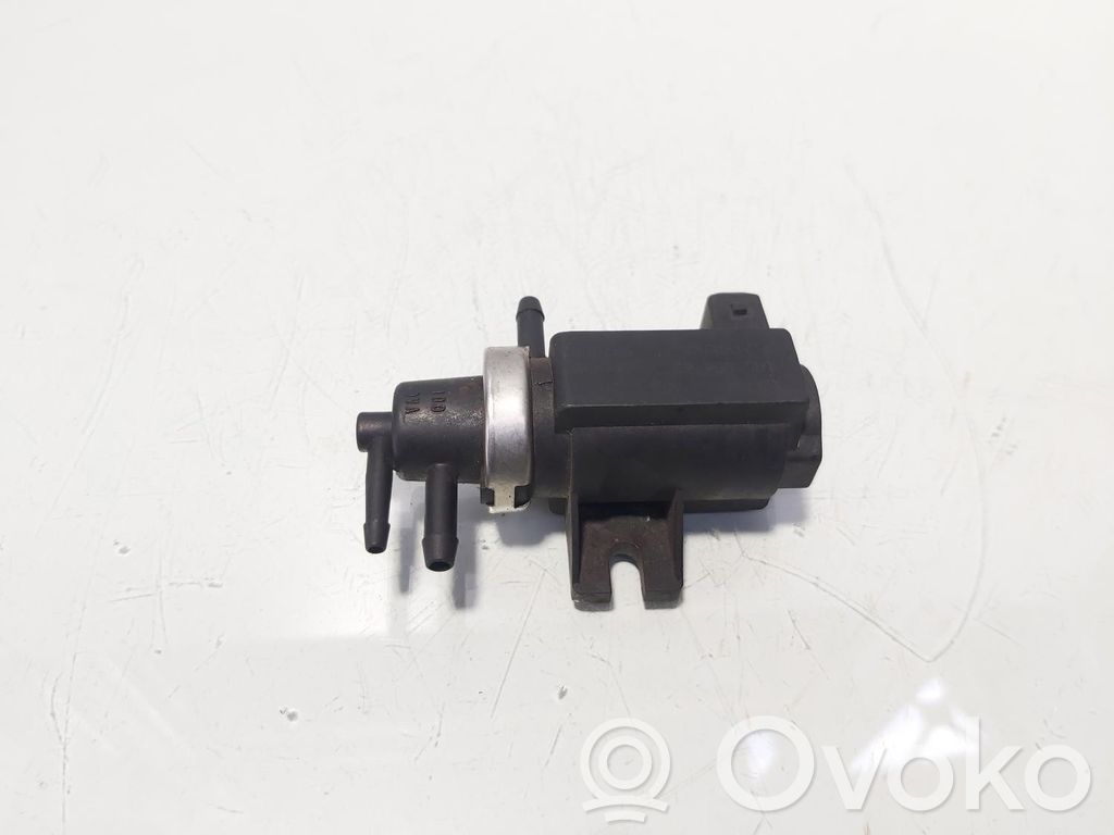 Audi A4 S4 B5 8D Pompa podciśnienia 