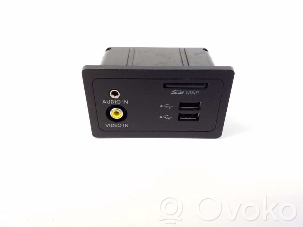 Infiniti Q50 USB-pistokeliitin 