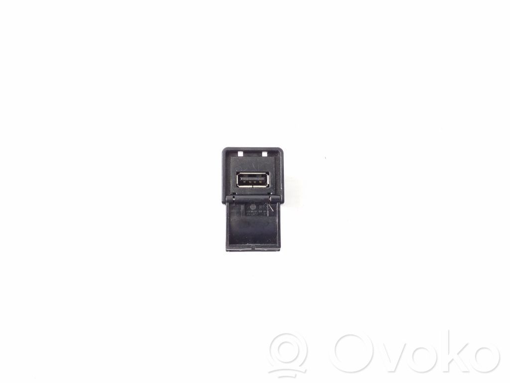 Infiniti Q70 Y51 Enchufe conector USB 