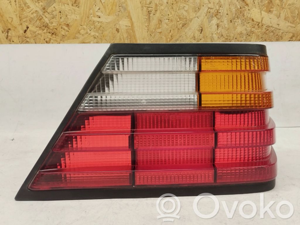 Mercedes-Benz E W124 Galinio žibinto detalė 
