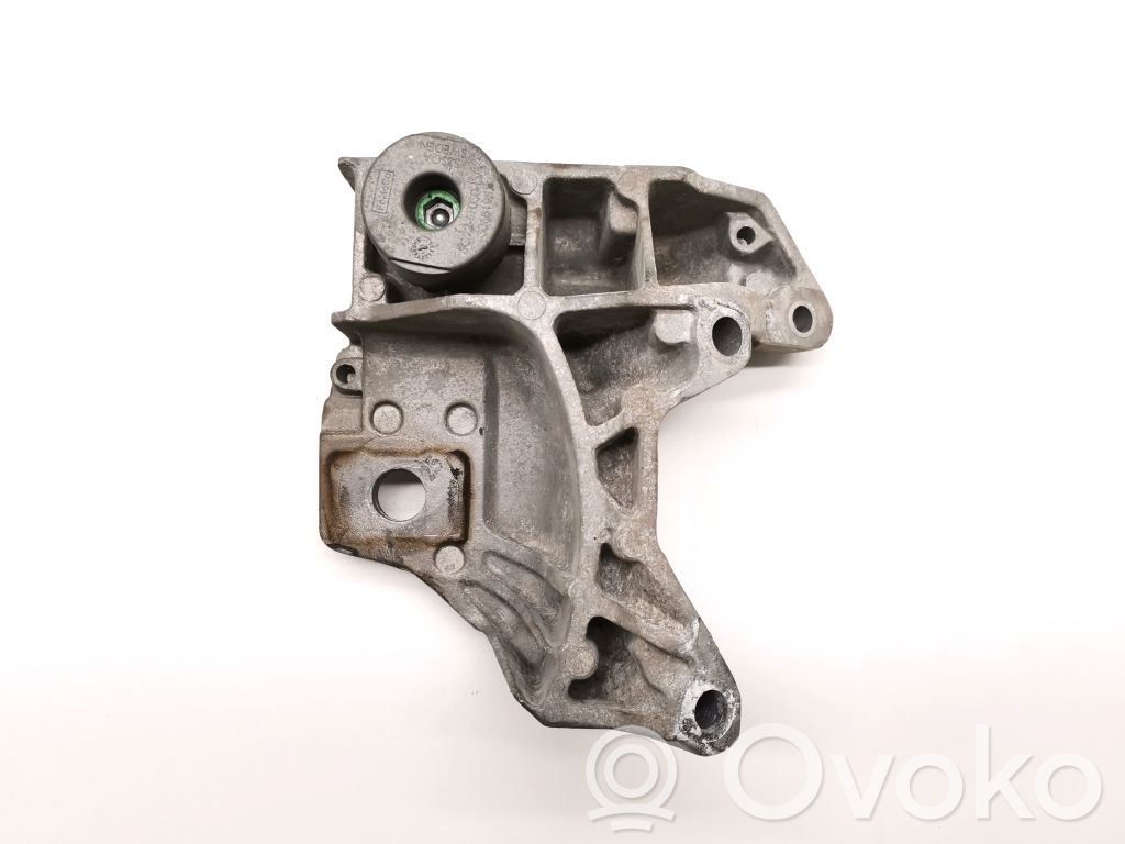 Volvo S60 Engine mounting bracket 
