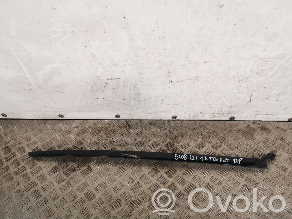 Windshield trim   9810111980