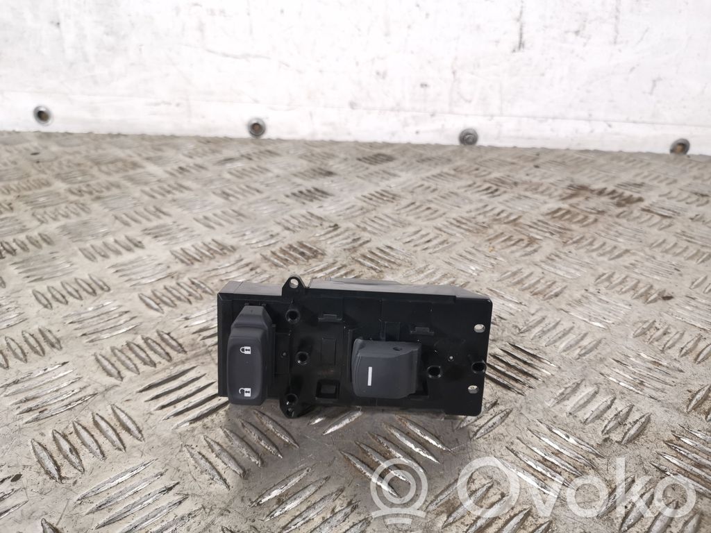 Electric window control switch   M64607