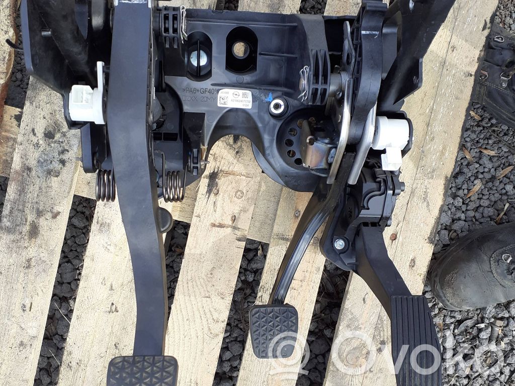 Opel Astra K Soporte del pedal del acelerador 