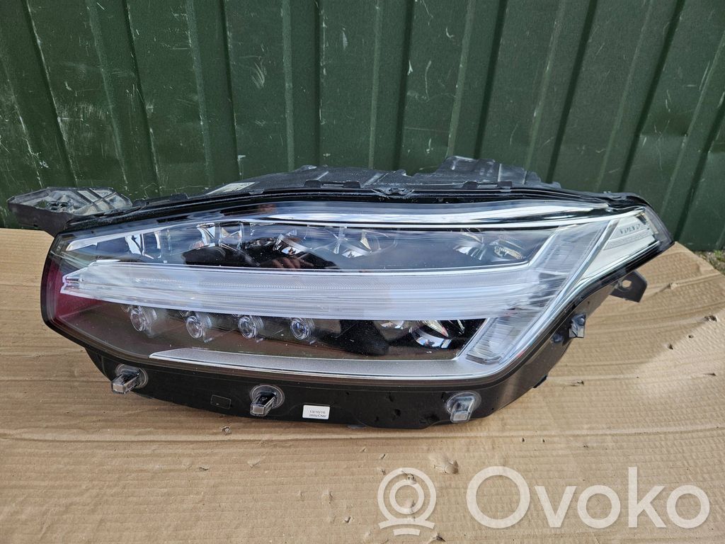 Volvo XC90 Lampa przednia 