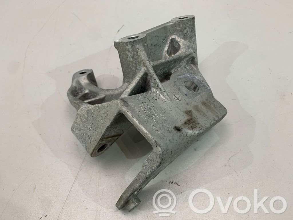 Volvo S90, V90 Engine mounting bracket 