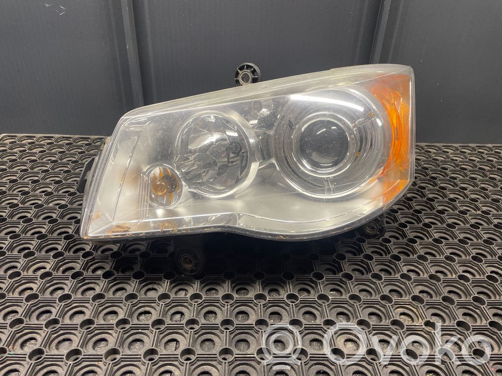 Chrysler Grand Voyager V Lampa przednia 