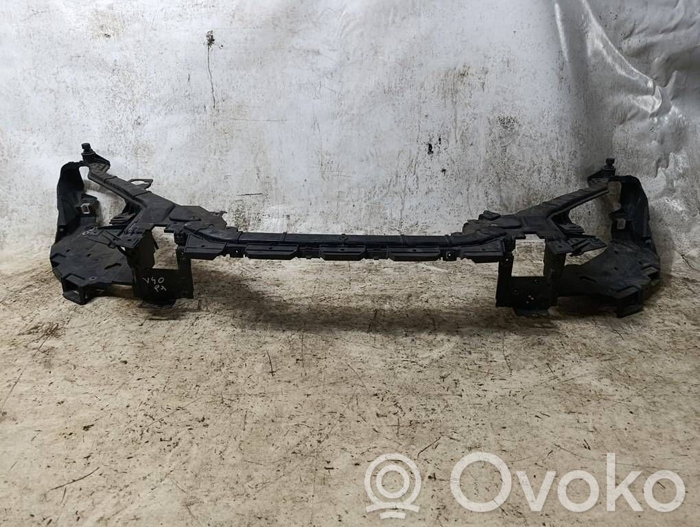 Volvo V40 Pas przedni 