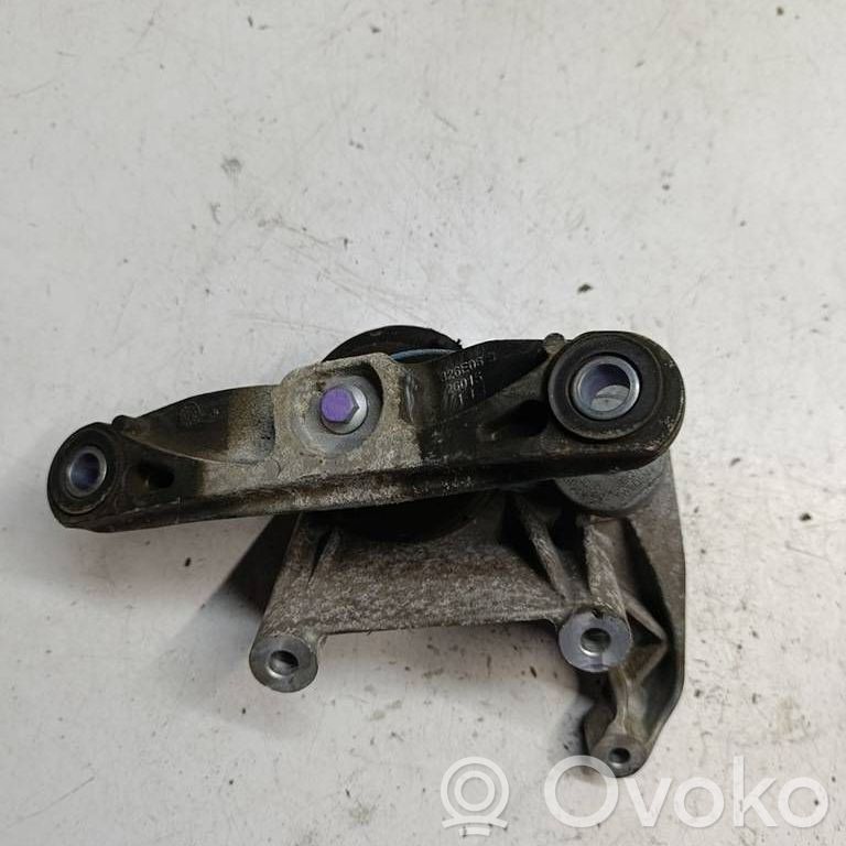 Volvo V40 Engine mounting bracket 
