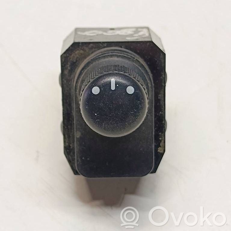 Electric window control switch   62J00,1641T