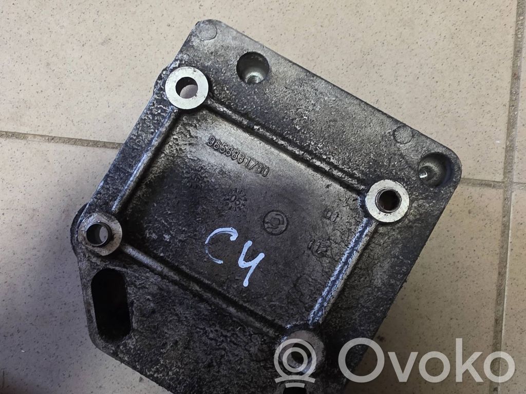 Citroen C4 I Engine mounting bracket 