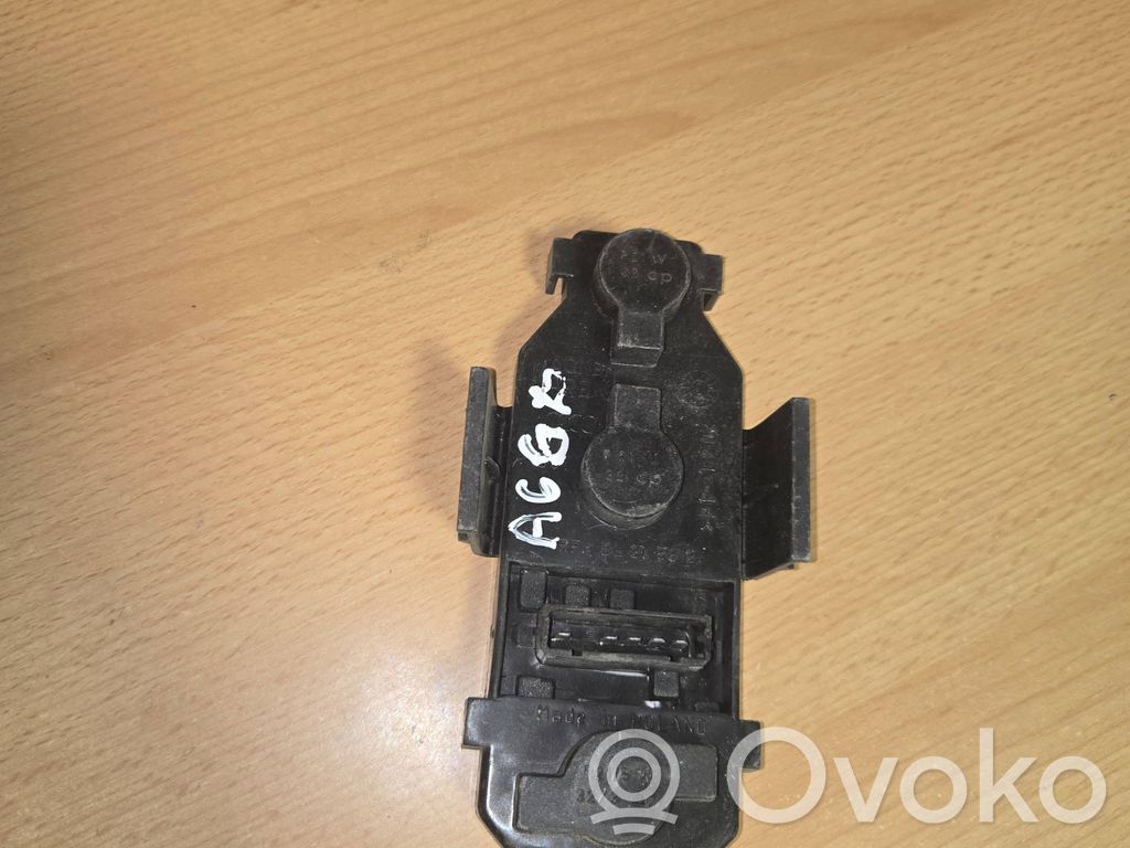 Audi A6 S6 C5 4B Takavalon polttimon suojan pidike 