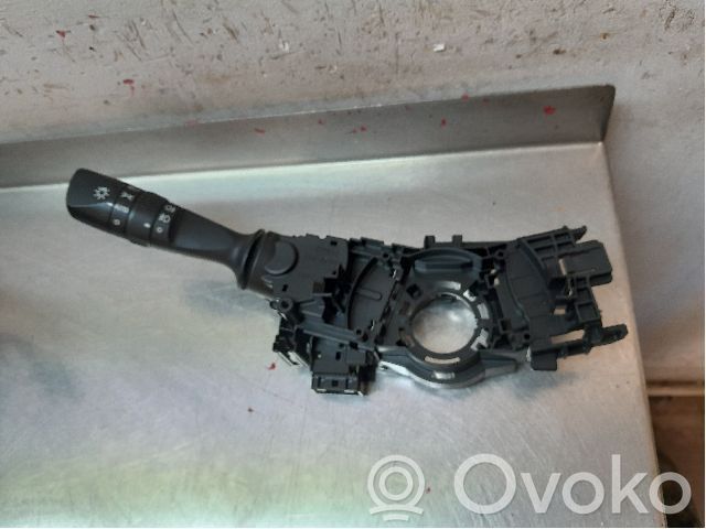Toyota Auris E180 Suuntavilkun vipu