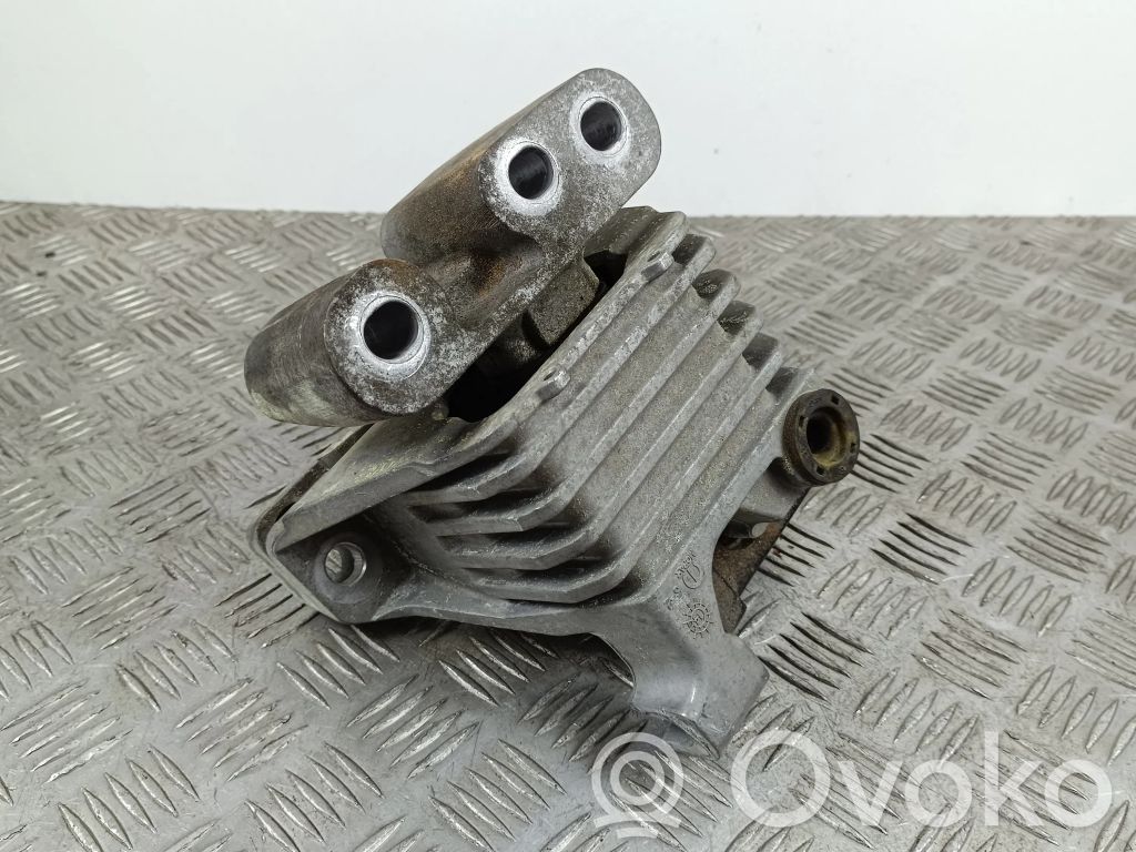 Jeep Cherokee Engine mount bracket 