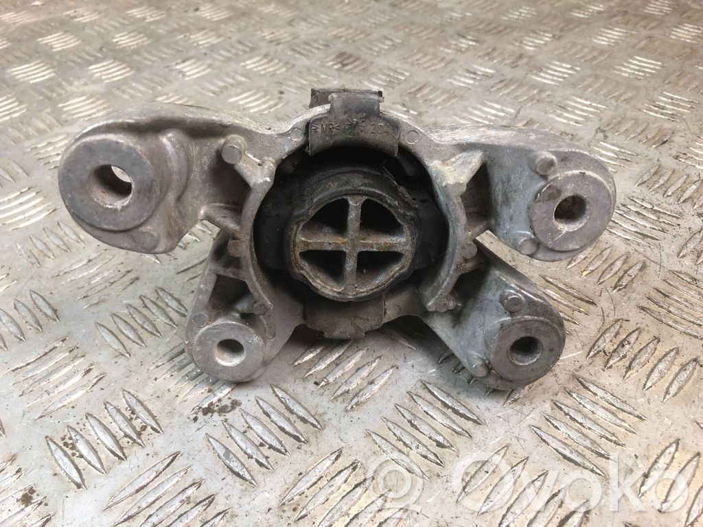Engine mount bracket   6779806