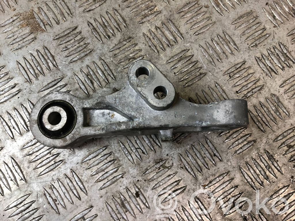Volvo V40 Engine mounting bracket 