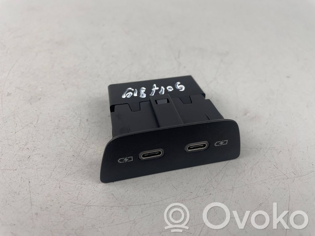 Volkswagen Golf VIII USB socket connector 